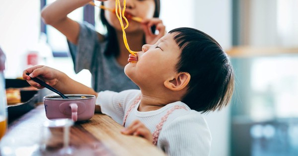 4 sai lầm chí mạng trên bàn ăn khiến đứa trẻ lớn lên chỉ biết sống hưởng thụ