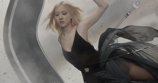 Rosé khoe ngực bạo nhất trong MV mới, vòng 1 khiêm tốn thì có sao!