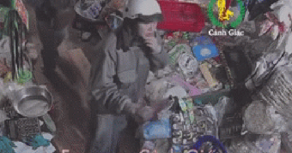 Cận cảnh cuộc trao đổi với hai người lạ, sau hơn 1 phút nữ chủ tiệm tạp hóa ngất xỉu