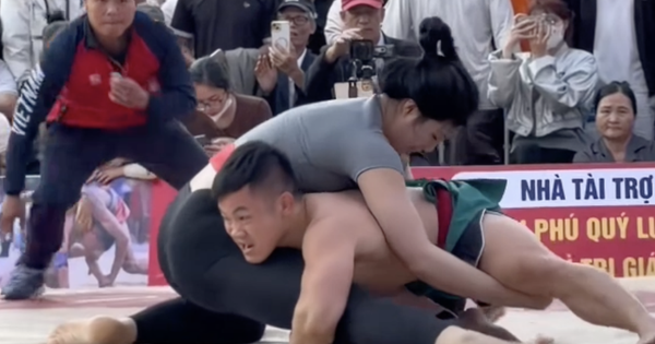 Xem đấu vật hội làng kịch tính: "Quỷ lùn" Đào Hồng Sơn chật vật đấu hotgirl Anh Thơ