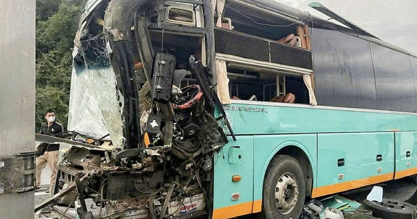 Bốn ô tô tông liên hoàn trên cao tốc Vân Phong - Nha Trang