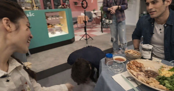 Hai anh Tây muốn thử món bún đậu mắm tôm "quốc hồn quốc túy" của người Việt, chịu đói nửa ngày vẫn chưa gọi xong