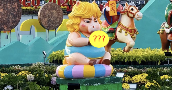 Xôn xao linh vật ngựa Tết đang trở thành ngôi sao chỉ vì "mặt cọc" và 1 thứ cầm trên tay