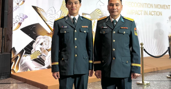 Đại tá, phi công cấp 1 Nguyễn Thế Dũng đứng cạnh Đại uý Đào Văn Bình: Phía sau bức ảnh gây bão mạng