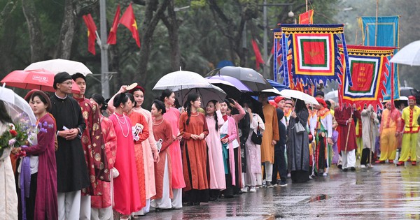 Giữa mưa rét 15 độ, Bách Hoa Bộ Hành đã tạo nên khung cảnh hiếm thấy giữa Hà Nội