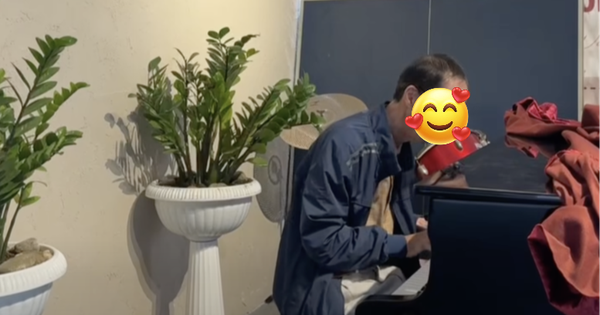Thấy người đàn ông ngồi chơi đàn, học sinh TP.HCM quay clip lại: Danh tính thật gây ngỡ ngàng!