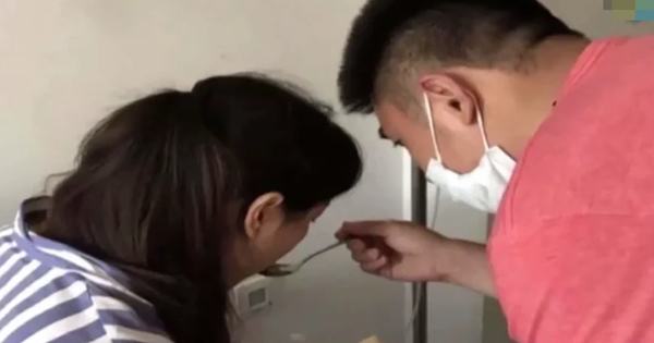 Cô gái 23 tuổi suy thận giai đoạn cuối kết hôn cùng bạn trai cùng phòng bệnh, tái khám kết quả gây bất ngờ