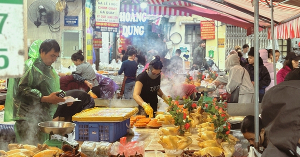 Ngày 22 tháng Chạp: Chợ Hàng Bè đông không lối thoát bất chấp mưa rét, "điểm nóng" vẫn là khu hàng gà luộc!