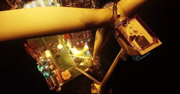 Chiêm ngưỡng "tàu quái vật sức nâng 2.000 tấn" lắp đặt tuabin gió lớn nhất hành tinh