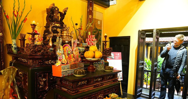 Gallery - Khách Tây thích thú mâm cỗ cúng ông Công ông Táo 'chuẩn vị' Hà thành