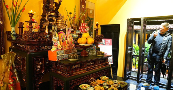 Khách Tây thích thú mâm cỗ cúng ông Công ông Táo 'chuẩn vị' Hà thành