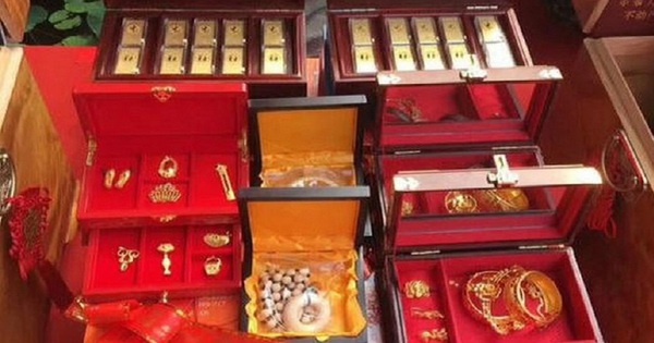 Lén lấy 2 cây vàng của vợ đi bán, người chồng gặp kết cục không ngờ: 1 câu nói của vợ khiến anh phải khóc!