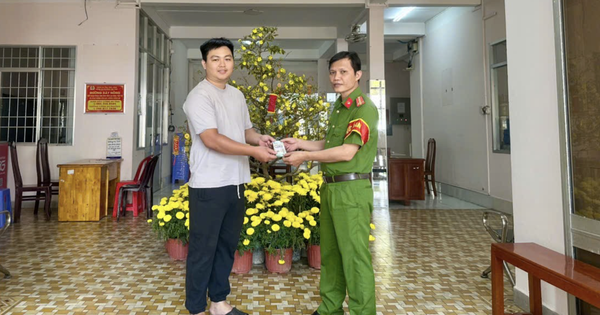 Ấm lòng người đàn ông bỏ quên hàng chục triệu đồng tại trụ ATM ở Vĩnh Long