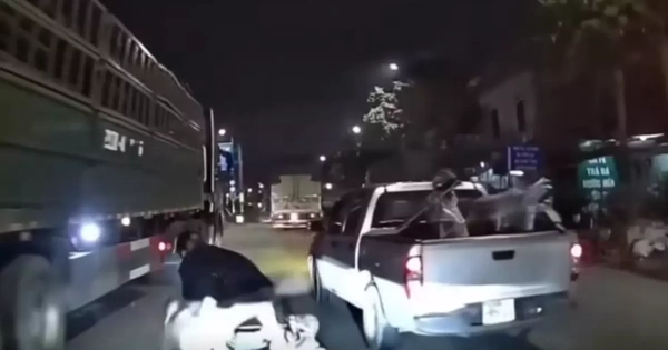 Hà Nội: Cảnh sát làm việc với tài xế xe bán tải chèn ngã 3 người đi xe máy