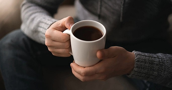 Người đàn ông 53 tuổi nguy kịch vì uống 10 ly nước mỗi ngày, bác sĩ chỉ mặt 