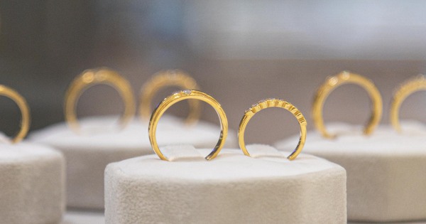 Giá vàng hôm nay 24/3: Lao dốc không phanh rồi dần hồi phục