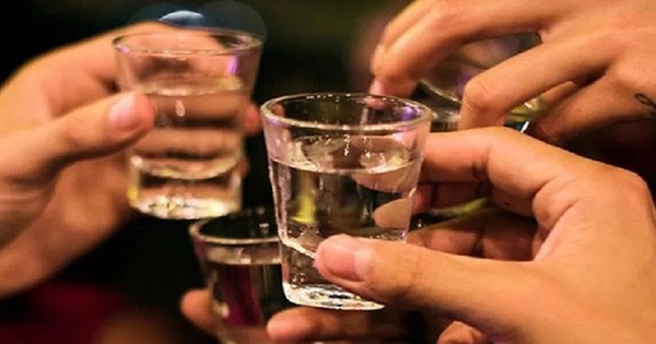 Người đàn ông 35 tuổi ngừng tim, nguy kịch sau khi uống rượu ngoại