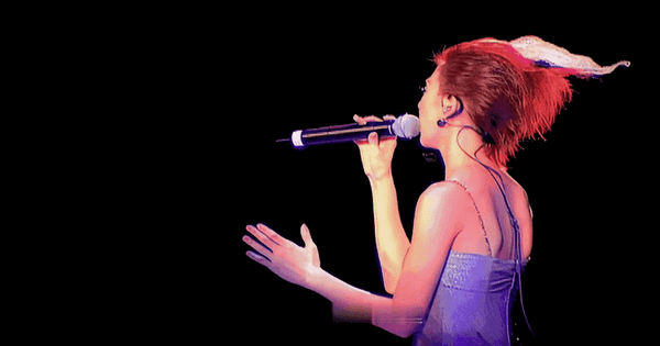 Showbiz có một nữ thần đại diện cả nước hát 4 ca khúc Olympic lịch sử, 18 tuổi được Học viện Hoàng gia trao thưởng