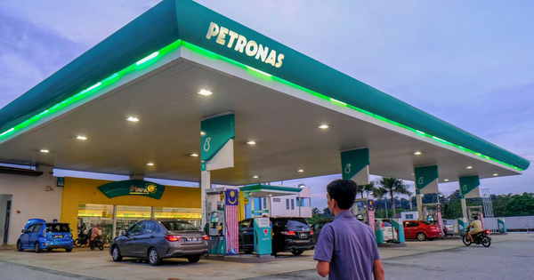 Ở một nước gần Việt Nam, giá xăng dầu có loại đang là 14.500 đồng/lít