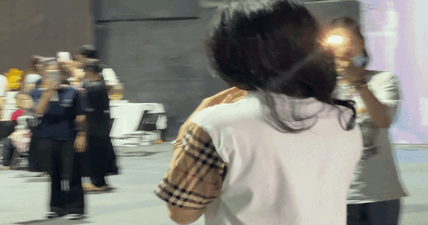 Mẹ đơn thân giàu nhất Vbiz ở biệt thự 20 tỷ, 40 tuổi tự sinh con, trẻ mãi không già suốt 15 năm