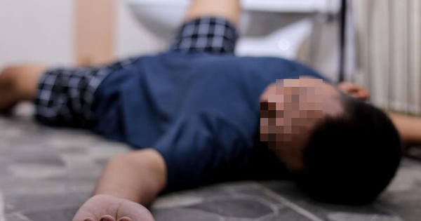 Người đàn ông tử vong vì... rặn quá mạnh khi đi vệ sinh: 4 nhóm người được bác sĩ cảnh báo "ĐỪNG GẮNG SỨC!"