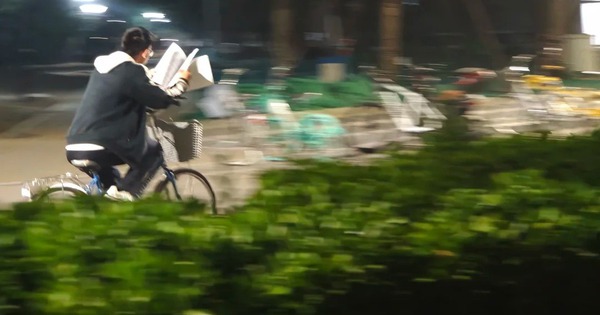 Bức ảnh "vừa đạp xe vừa học" gây sốt: Nhịp sống áp lực của sinh viên ĐH top 1!