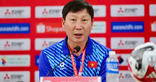 HLV Kim Sang-sik hé lộ màn kết hợp Xuân Son - Hoàng Hên, cơ hội của Văn Hậu trước trận gặp Bangladesh