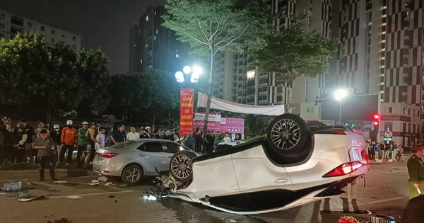 Hà Nội: Ô tô Lexus gây tai nạn liên hoàn trên phố Trung Kính rồi lật ngửa