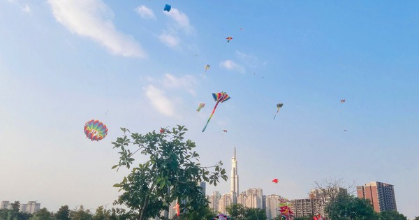 Cánh đồng diều Thủ Thiêm vào mùa 'hút' giới trẻ