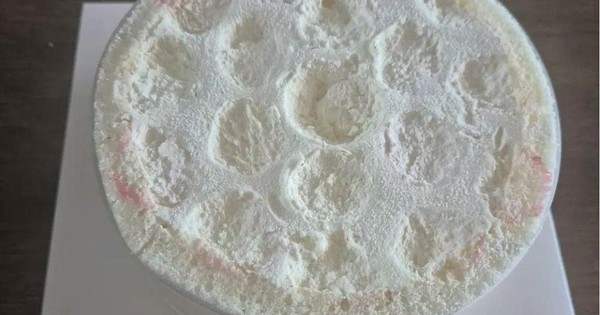 Chiếc bánh kem dâu tây với vẻ ngoài kỳ lạ gây tranh cãi