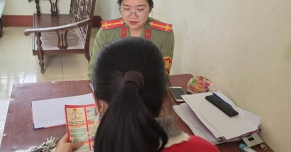 Công an làm việc với người phụ nữ 35 tuổi có thông báo liên quan đến vụ án rửa tiền 21,6 tỷ đồng