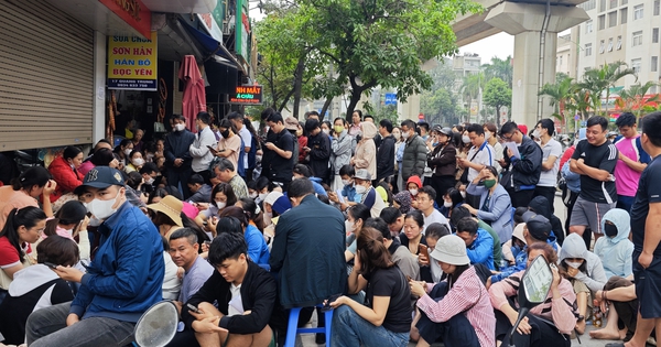 Cửa hàng vàng Bảo Tín Mạnh Hải ken đặc người xếp hàng từ 4 - 5h sáng sau loạt tin nhắn bất ngờ
