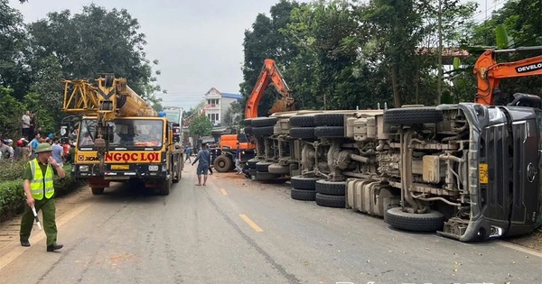 Xe tải chở đất lật nghiêng đè trúng ô tô 4 chỗ làm 2 người tử vong