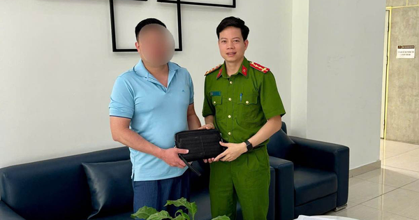 Phát hiện 100 triệu đồng tiền mặt nhiều mệnh giá nằm chơ vơ, bảo vệ SN 1964 lập tức trình báo công an