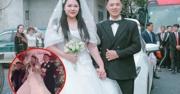 Mẹ và bố dượng bị tạt mắm tôm ngay trên sân khấu ngày cưới, con trai chứng kiến nói câu nghẹn lòng