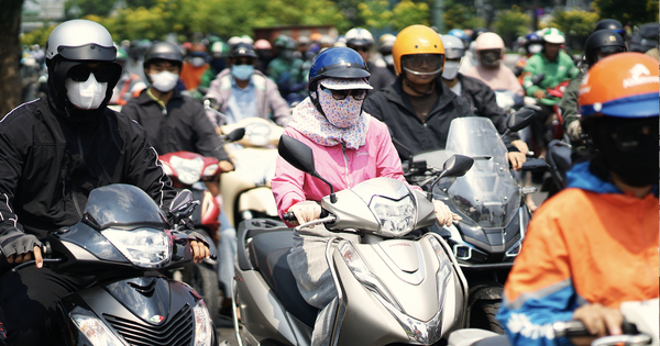 TP.HCM 8h sáng đã “hầm hập” 36°C, người dân trùm kín mít, trốn nắng dưới chân cầu