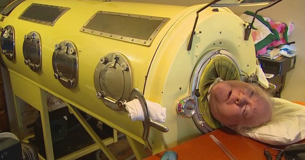 Người đàn ông sống cả đời 70 năm trong một chiếc lồng sắt