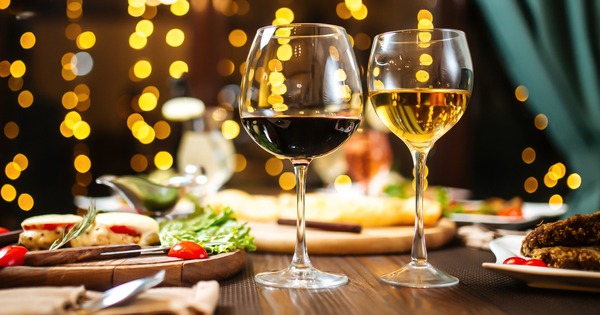 Rượu vang đỏ hay trắng tốt hơn cho sức khỏe?