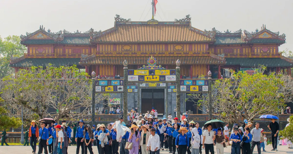 Mở cửa di tích dịp Giải phóng Huế, hàng nghìn du khách tham quan