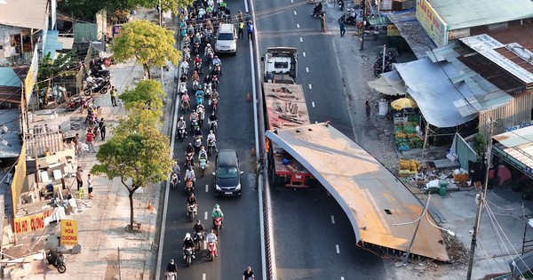 Xe chở thép va quệt làm sập cabin xe rác, một tài xế tử vong khiến cầu Kênh Tẻ kẹt cứng