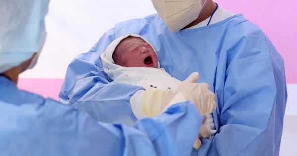 Cậu bé vừa chào đời đã được gọi là "phép màu", cả làng treo băng rôn ăn mừng vì lý do không ngờ