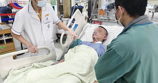 Hồi hộp xem ekip bác sĩ A9 Bệnh viện Bạch Mai cấp cứu bệnh nhân bất ngờ đột tử trong lúc chờ khám: Tử thần cũng phải rút lui!