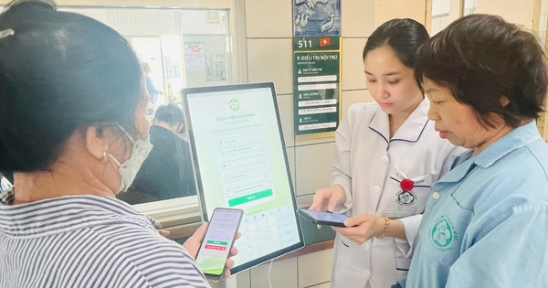 Hết cảnh dậy từ 5 giờ sáng xếp hàng giữ chỗ khi đi khám ở Bệnh viện Bạch Mai