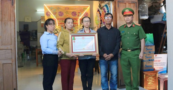 Truy tặng Huân chương Bảo vệ Tổ quốc cho Thiếu tá hy sinh khi truy bắt 