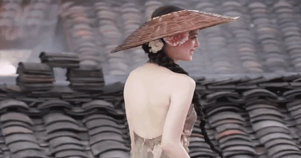 Mỗi bước chân của mỹ nhân này đều là một bức tranh thủy mặc: Dung nhan như ngọc, mỹ mạo như hoa