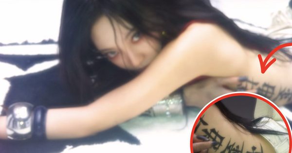 Nữ ca sĩ 2k2 khoe hình hở bạo rồi vội xóa vì dòng chữ Hán to tướng chạy dọc bên sườn?