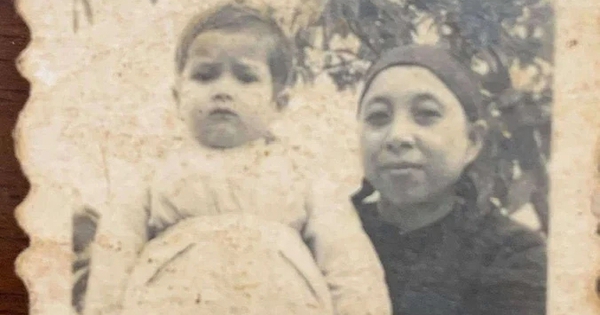 Cậu bé được mẹ ẵm trong bức ảnh giờ là tên tuổi đình đám showbiz Việt: Gia thế 