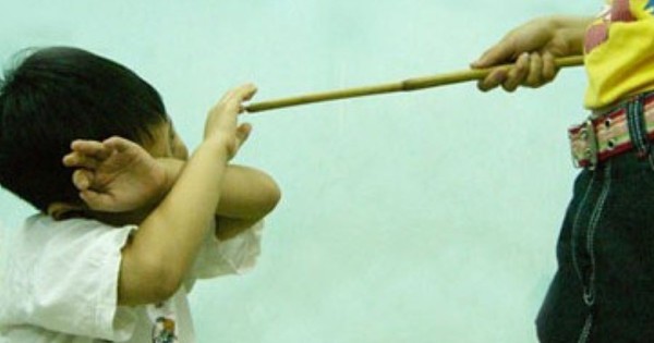 Vụ học sinh lớp 3 bị phụ huynh bạn cùng lớp đánh 10 roi: Dừng đứng lớp 2 giáo viên