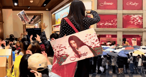 Cảnh tượng giành giật đồ Jennie ở MINISO: Khách xếp hàng dài 3 con đường, đội mưa chờ 6 tiếng