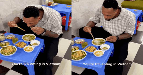 Khách Tây co cụm, khép nép để ăn phở Việt tại phố cổ Hà Nội